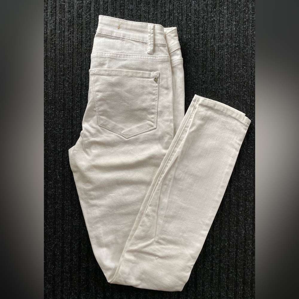 Rachel Roy White skinny jean
Size 26
